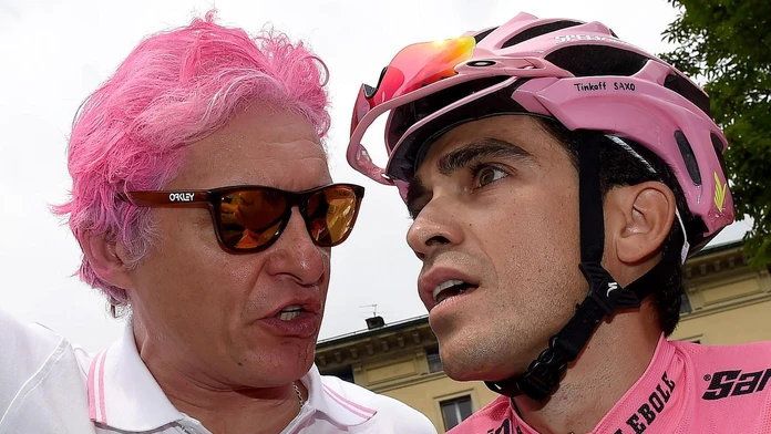 Majiteľ tímu Tinkoff - Saxo Oleg Tiňkov si na počesť víťaza Giro d'Italia Alberta Contadora nafarbil vlasy na ružovo.