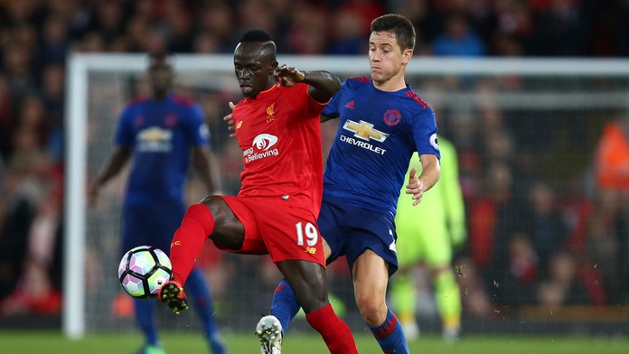 Na ilustračnej snímke vľavo Steven Caulker z FC Liverpool proti Anderovi Herrerovi z Manchestru United.