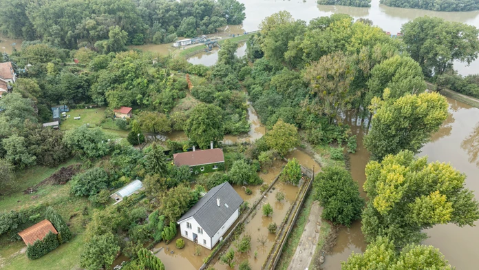 Na snímke z dronu zaplavené pozemky a domy  riekou Morava pri Devínskej Novej Vsi.
