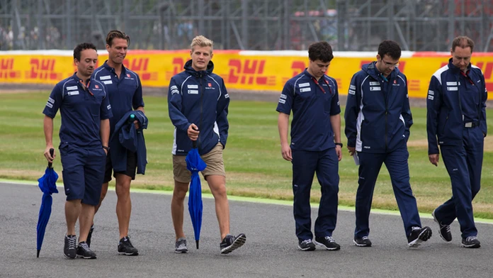 Marcus Ericsson z tímu Sauber (tretí zľava) na archívnej snímke.