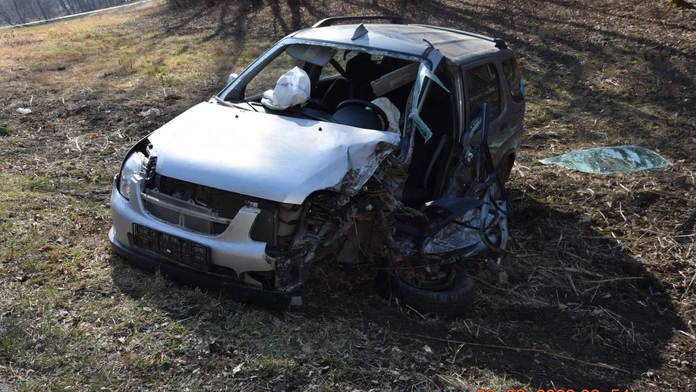 Ťahač s návesom z cesty zmietol neďaleko Košíc osobné auto. Vodič zraneniam podľahol