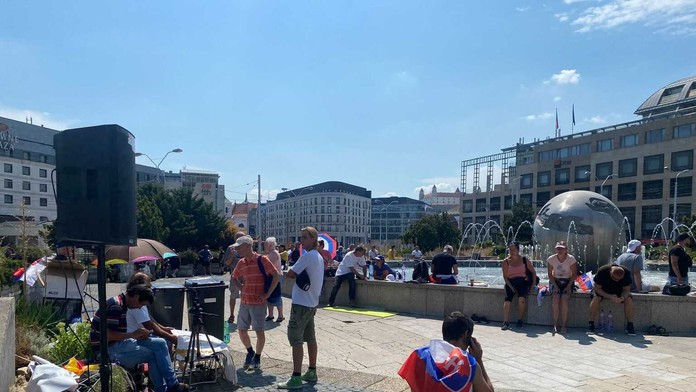 Protestujúci pred Prezidentským palácom