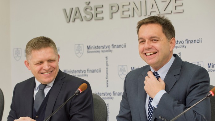 Premiér Robert Fico a minister financií Peter Kažimír.