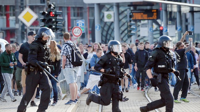 Polícia zasahuje počas protestu v nemeckom meste Chemnitz.