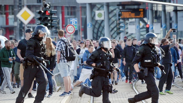 Polícia zasahuje počas protestu v nemeckom meste Chemnitz.