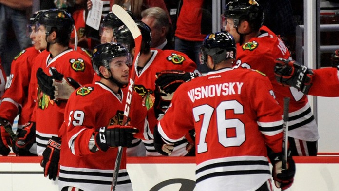 Hráč Chicago Blackhawks Chris DeSousa (59) a Ľubomír Višňovský na kempe klubu.
