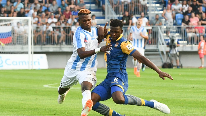 Abdulrahman Taiwo (vľavo) a Souleymane Kone v zápase medzi FC Nitra a DAC Dunajská Streda.