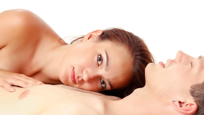 Žena leží na mužskom tele - ilustračná snímka