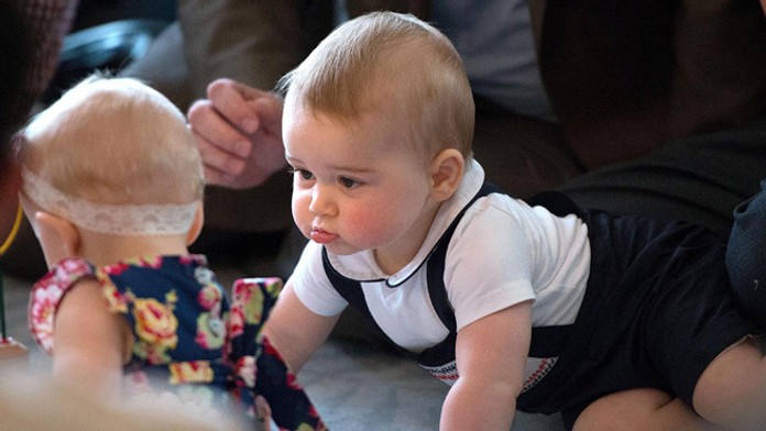 Britský princ George na archívnej 9. apríla sa hrá počas návštevy rodičov vo Vládnom dome voWellingtone.