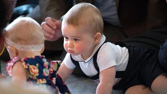 Britský princ George na archívnej 9. apríla sa hrá počas návštevy rodičov vo Vládnom dome voWellingtone.
