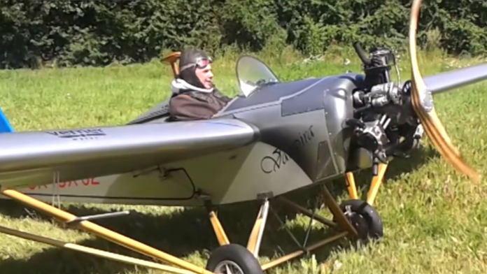 František Hadrava vo svojom lietadle.