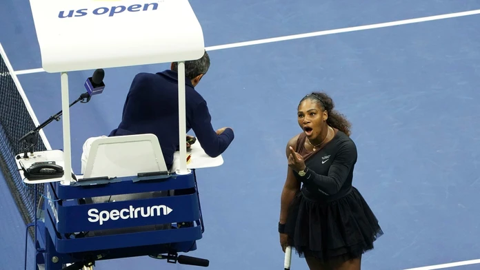 Serena Williamsová sa háda s rozhodcom.