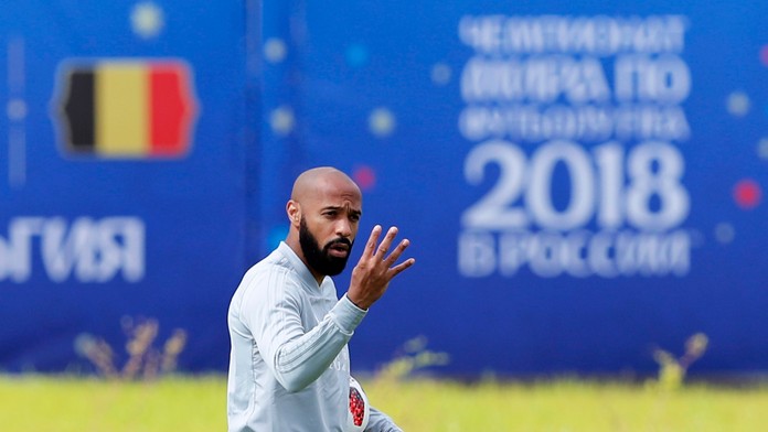 Asistent trénera Belgicka Thierry Henry pred duelom na MS 2018 proti Brazílii.