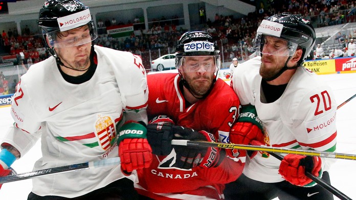 Na snímke bojujú o puk kanadský a maďarskí hráči počas MS v Rusku.