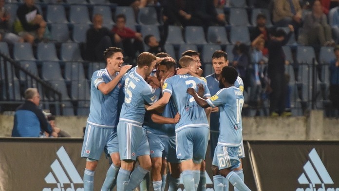 Na snímke radosť hráčov Slovana po strelení gólu.