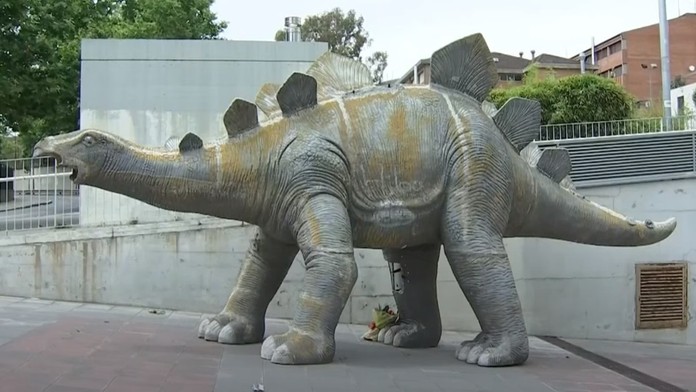 Vo figuríne dinosaura našli mŕtveho muža..jpg
