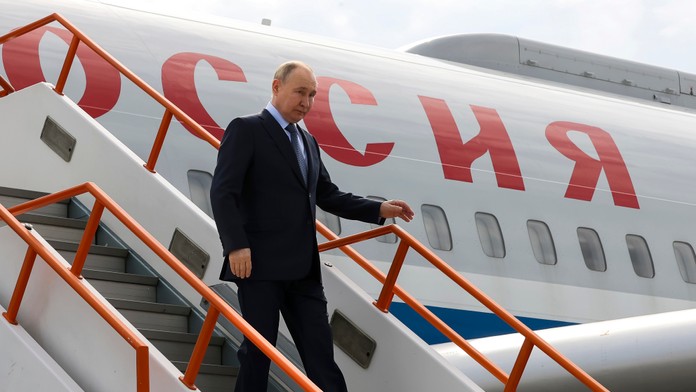 Na snímke ruský prezident Vladimir Putin vystupuje z lietadla.
