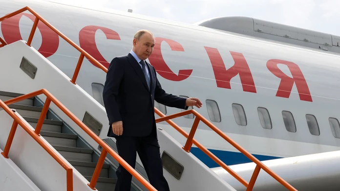 Na snímke ruský prezident Vladimir Putin vystupuje z lietadla.