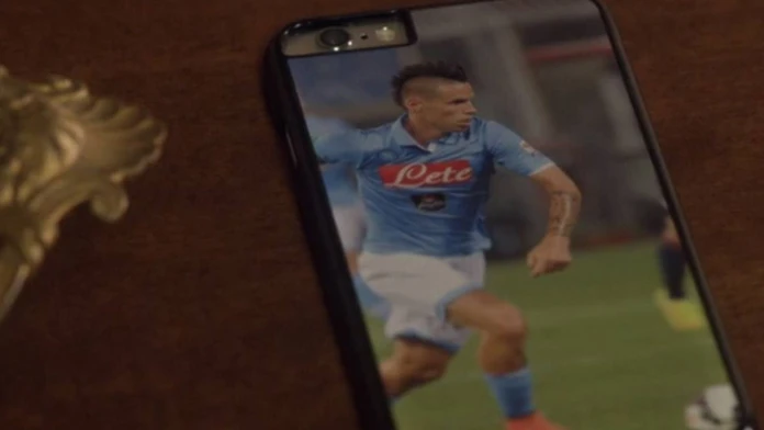 Marek Hamšík na mobile v seriáli Mladý pápež.