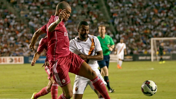 Na archívnej snímke hráč AS Rím Ashley Cole (vpravo) a hráč Realu Madrid Pepe.