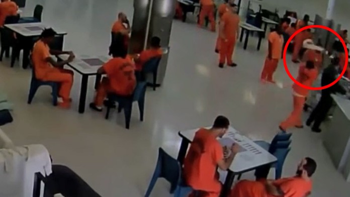 Väzeň zaútočil na strážnika.