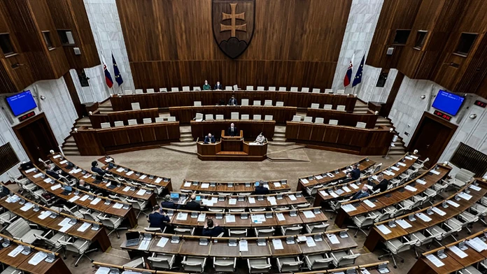 Poslanci v rokovacej sále.