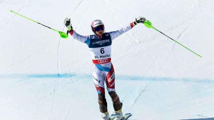 Luca Aerni zo Švajčiarska sa raduje zo zlata v kombinácii mužov na MS lyžiarov vo St. Moritzi.