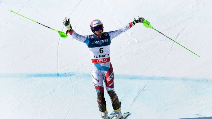 Luca Aerni zo Švajčiarska sa raduje zo zlata v kombinácii mužov na MS lyžiarov vo St. Moritzi.