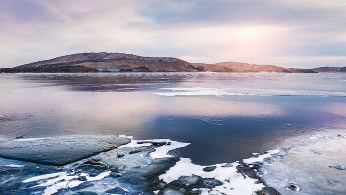 Na archívnej snímke z 25. apríla 2019 tréner Toronta Maple Leafs Mike Babcock odpovedá na otázky novinárov.