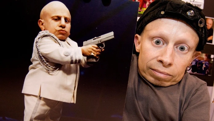 Zomrel Verne Troyer.