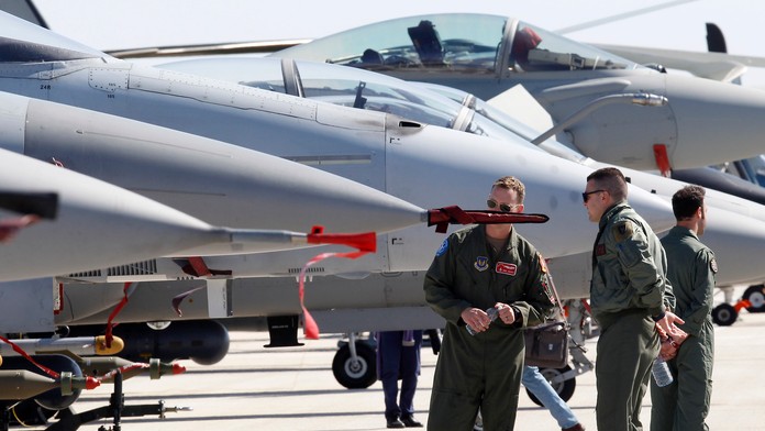 F16 parkujú na dráhe počas vojenského cvičenia NATO.