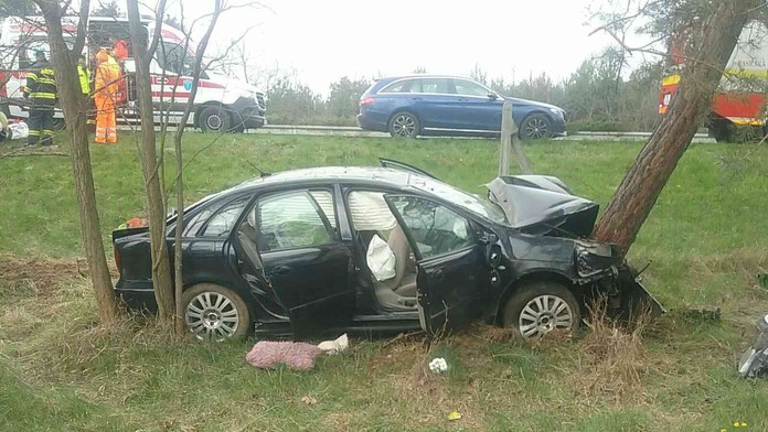 Štyria zranení po nehode na D2. Pre pristávanie vrtuľníka uzavreli diaľnicu