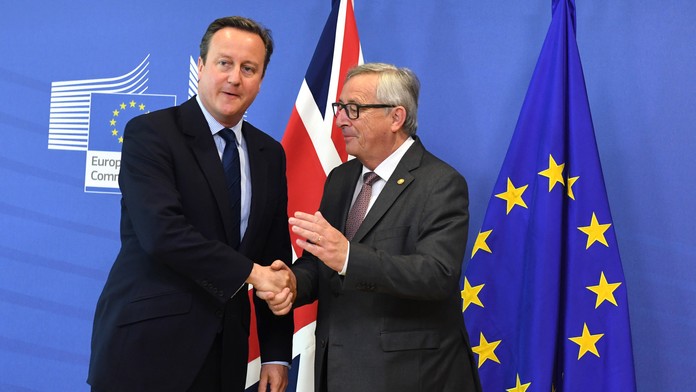 britský premiér David Cameron a vpravo predseda Európskej komisie Jean-Claude Juncker