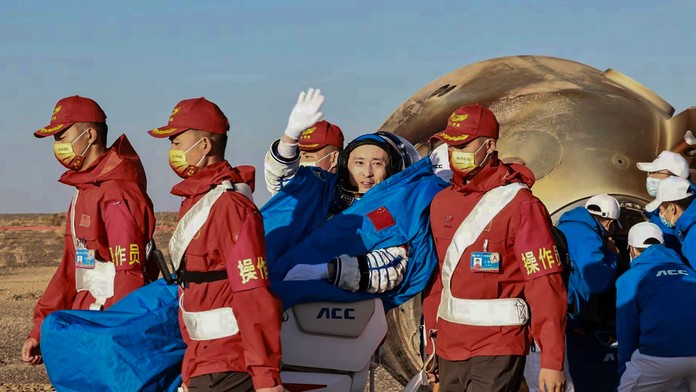 Traja čínski taikonauti sa vítili na Zem.