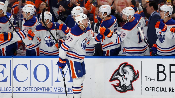 Ďalší rekord, na 124 bodov mu stačilo 65 zápasov. McDavid môže byť najlepší v 21. storočí