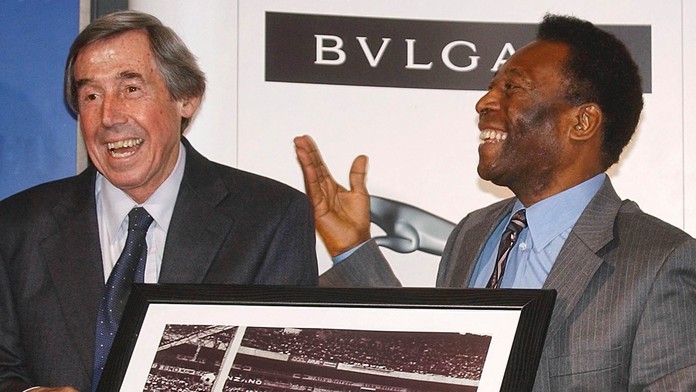 Zľava Victor Hedman, Brayden Point a Nikita Kučerov z Tampy oslavujú gól proti Floride.