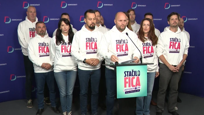 Demokrati začínajú zbierať podpisy na vyhlásenie referenda