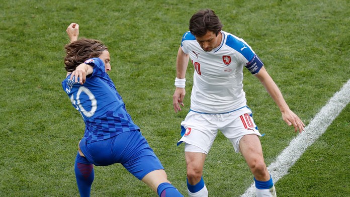 Chorvátsky futbalista Luka Modrič (vľavo) a český hráč Tomáš Rosický.