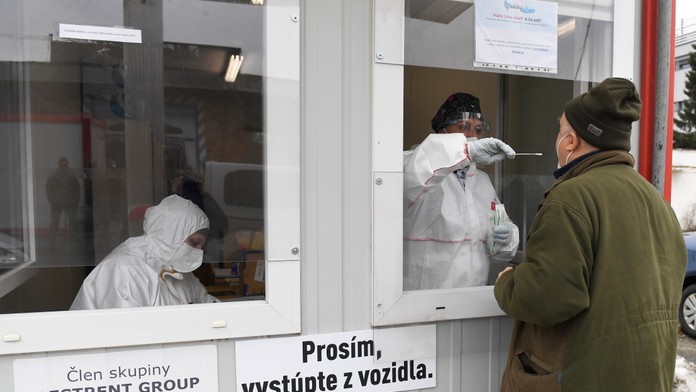 Za pondelok pribudlo vyše 5000 pozitívnych a 22 úmrtí