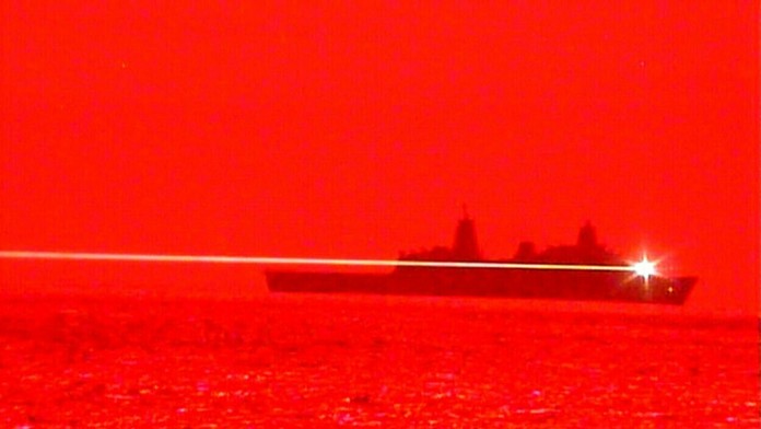 Fanúšikovia Liverpoolu zapaľujú svetlice počas príchodu autobusu s tímom Liverpoolu pred odvetou osemfinále LM.