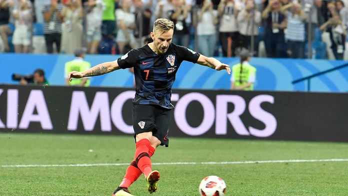 Záložník Chorvátska Ivan Rakitič v zápase s Dánskom na MS 2018.