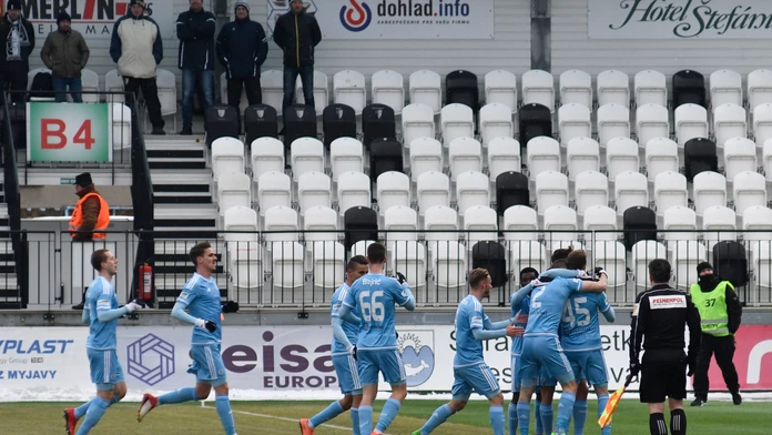 Na snímke hráči ŠK Slovan Bratislava oslavujú gól (archívna snímka)