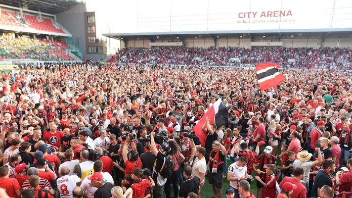 Na snímke radosť fanúšikov a hráčov Trnavy po získaní titulu po skončení zápasu 