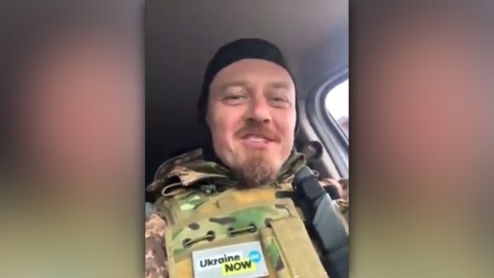 Ukrajinský dobrovoľník, ktorému ukradli topánky a trenky.