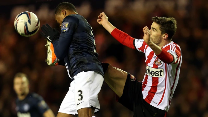 Hráč Manchesteru United Patrice Evra (vľavo) v súboji s Fabiom Borinim zo Sunderlandu.