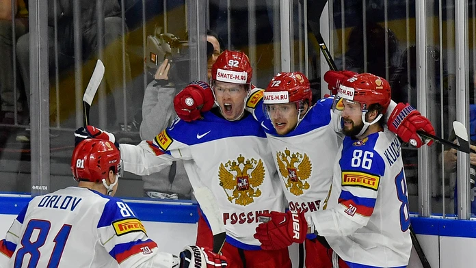 Zľava Dmitrij Orlov, Jevgenij Kuznecov, Arťom Panarin a Nikita Kučerov z Ruska oslavujú gól v semifinále MS 2017 proti Kanade.