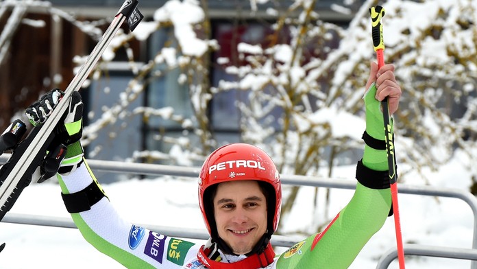 Alpský lyžiar Žan Kranjec oslavuje triumf v obrovskom slalome v Saalbachu-Hinterglemme.
