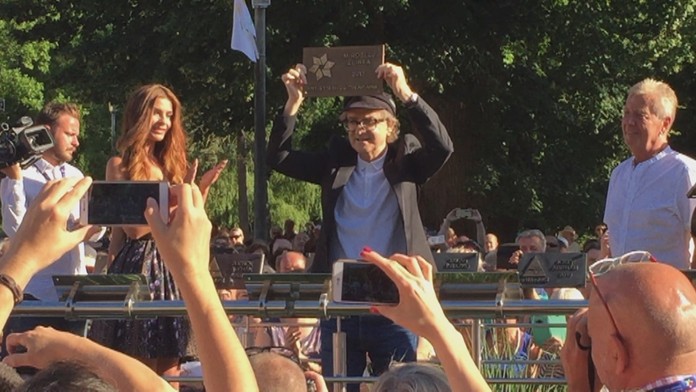 Miro Žbirka s tabuľkou na Moste slávy.