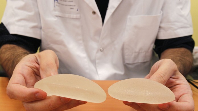 Morbídne obézna žena sa postavila po rokoch na nohy.