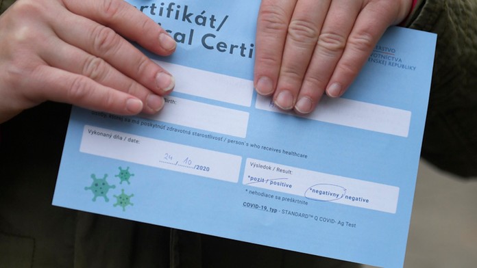 Na ilustračnej snímke príslušník HaZZ testuje. 